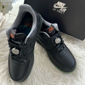 AIR FORCE 1 ‘07 PRM 8.5 Men’s Black Halloween 🎃 Glow 10.5 women’s.